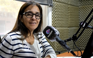 Adriana Vera, la periodista que hace más de 32 años acompaña a alumnos y docentes ‘con tiza y pizarrón’ 