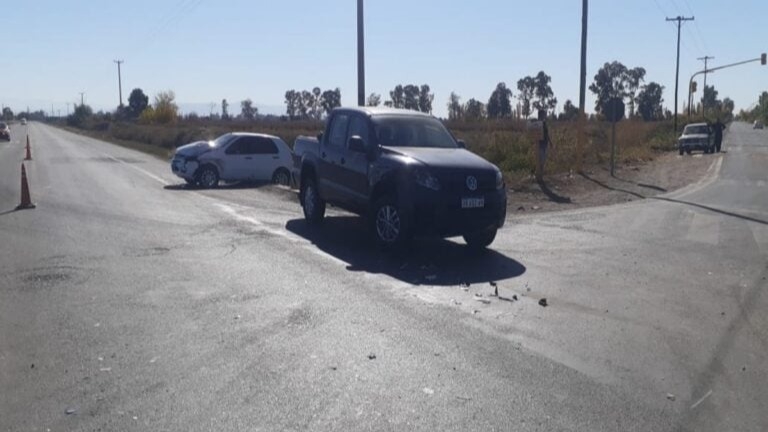 Fuerte choque de una camioneta con un auto en la ruta 20