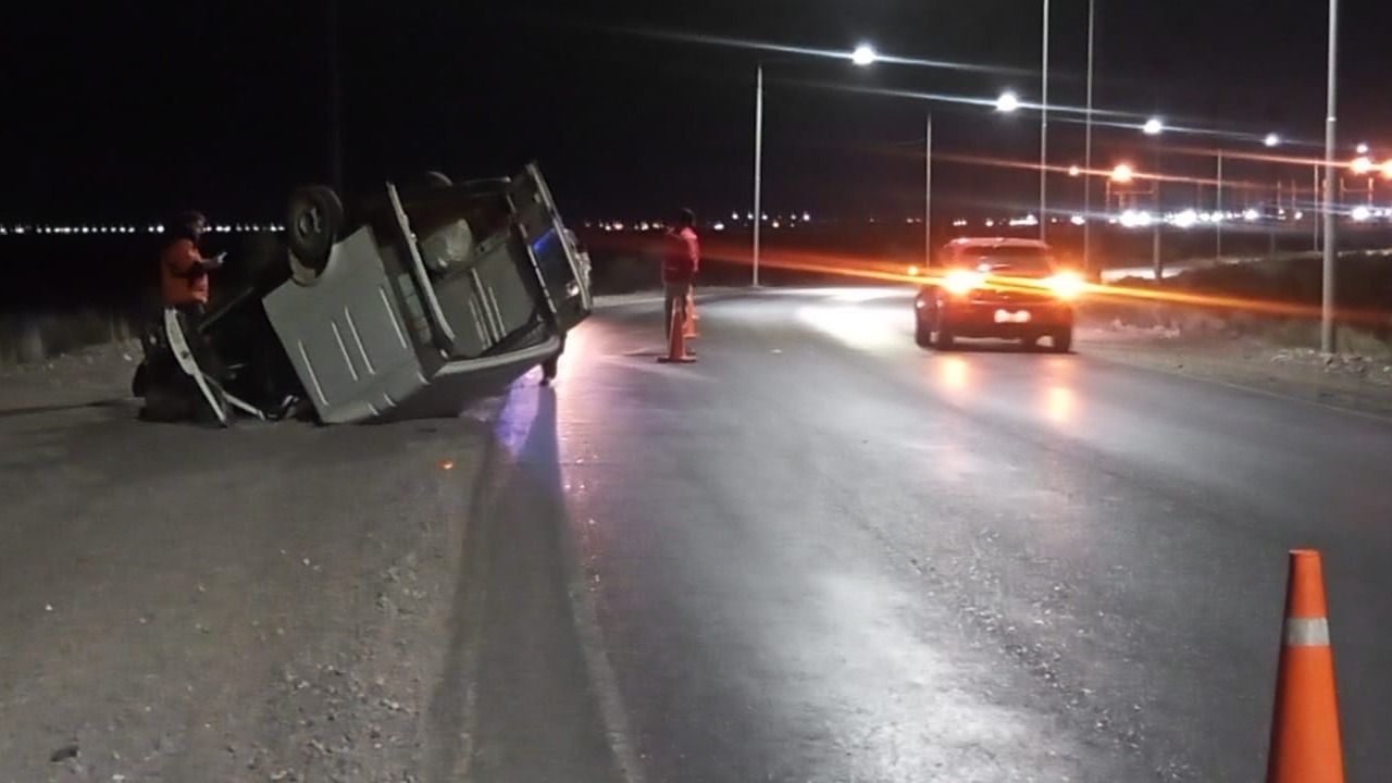 Perdió el control de su camioneta y volcó en la Costanera