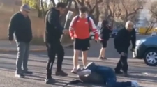 Robó un celular y los vecinos lo lincharon, es menor de edad