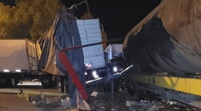 Un tren chocó a un camión que transportaba verduras en San Juan