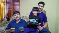 Un accidente casi fatal despertó la colección a escala que une a tres generaciones
