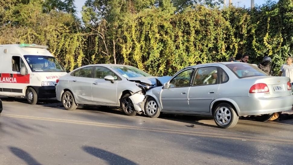Una mujer terminó hospitalizada tras un fuerte choque entre dos autos