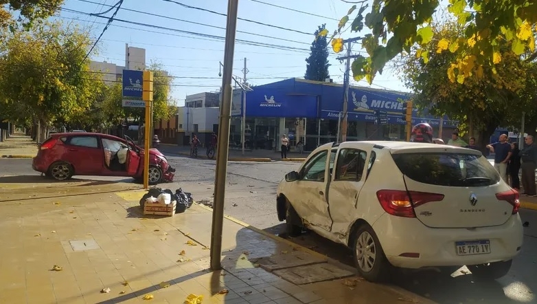 Dos autos destrozados tras un violento choque en pleno centro de San Juan