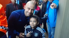 Mascherano recibió un emotivo gesto de una joven futbolista en San Juan