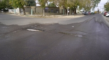 Vecinos del barrio Huazihul preocupados por un gran bache
