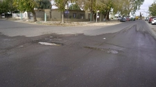 Vecinos del barrio Huazihul preocupados por un gran bache