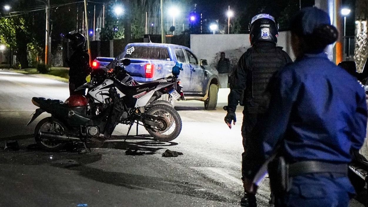 Violento choque entre un auto y una moto en una esquina de Santa Lucía