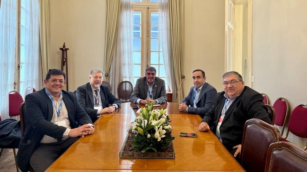 Espejo junto al presidente de CAEM e intendentes de San Juan.