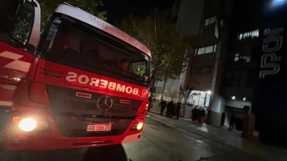 Un auto se prendió fuego en una cochera y evacuaron todo el edificio