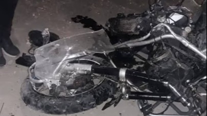 Hospitalizaron a dos personas tras el choque de una moto contra un auto