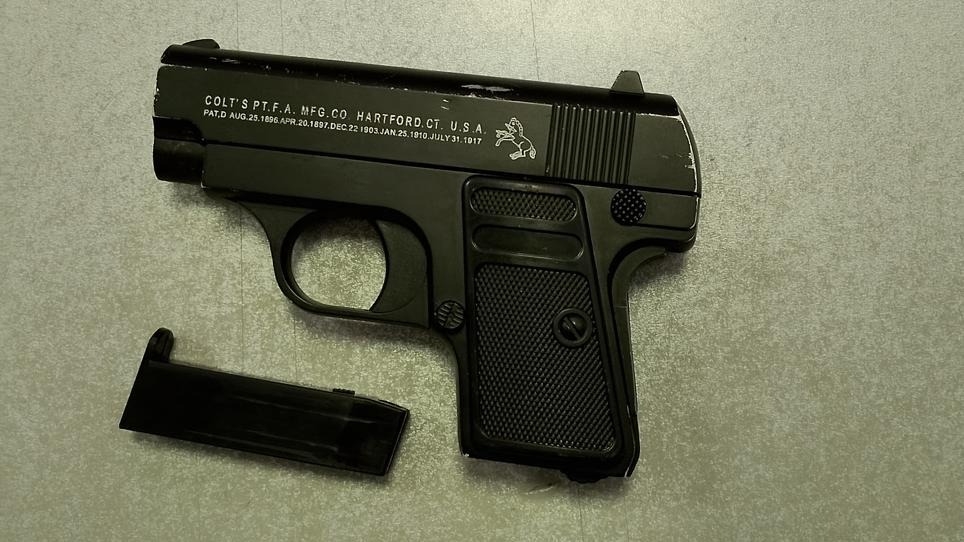 Apuntó con un arma a la Policía, escapó por los techos y cayó preso en Capital