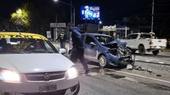 Iba manejando, se quedó dormido y chocó contra una camioneta en la que iba un bebé