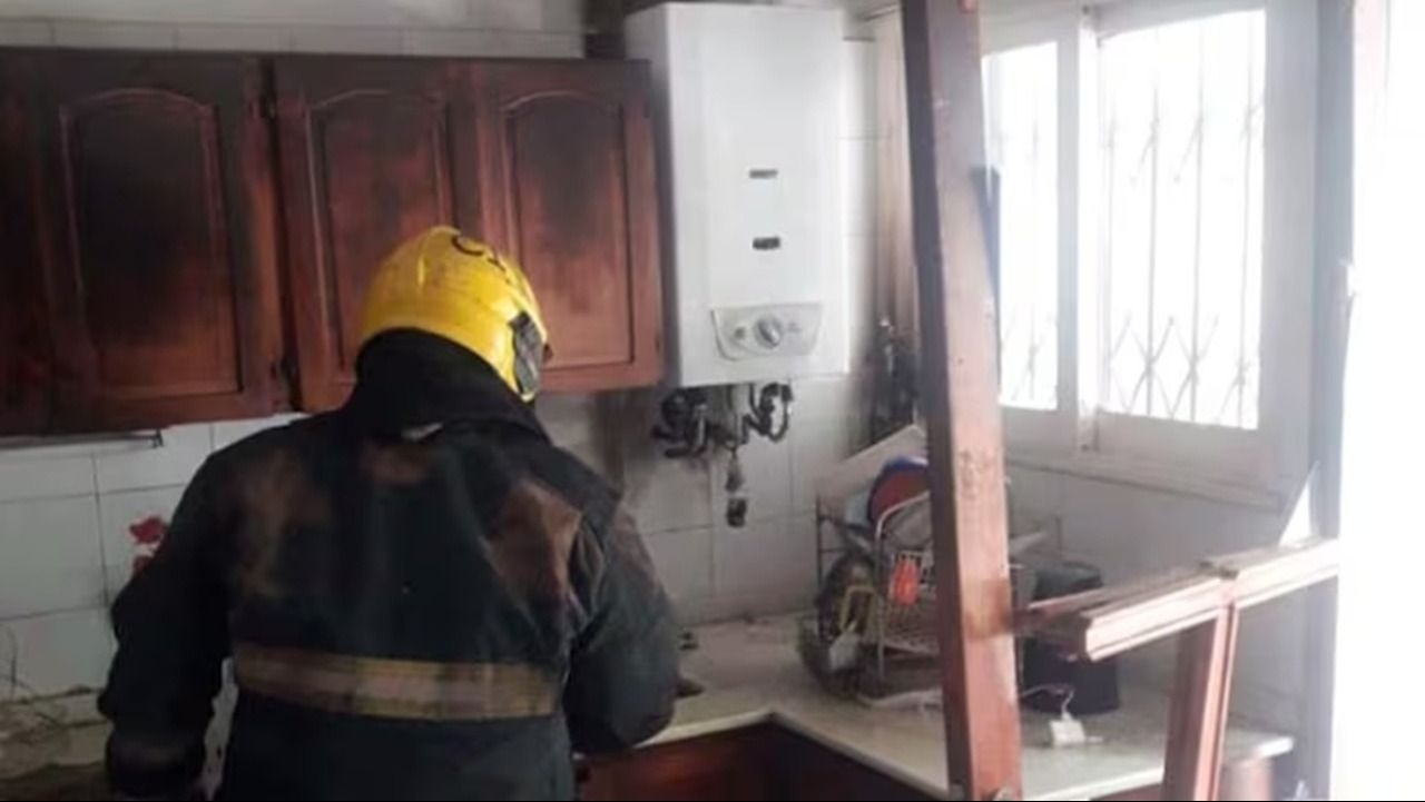 Una mujer murió tras explotarle un calefón en su casa