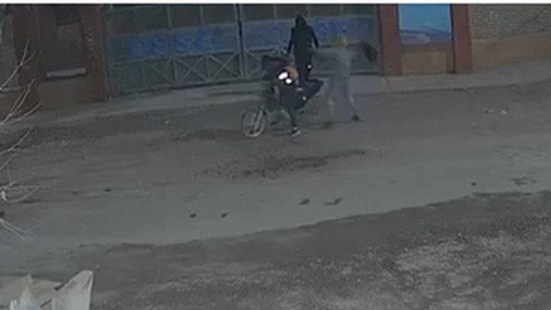 Hermanos golpearon a un joven con su casco para robarle la moto y terminaron presos