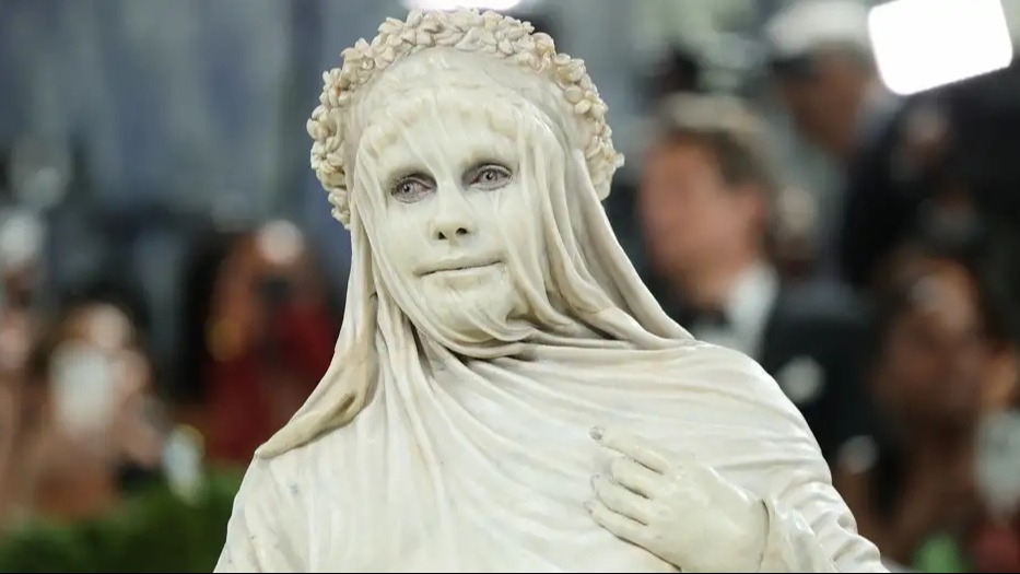 Heidi Klum apareció en la Met Gala vestida como una estatua