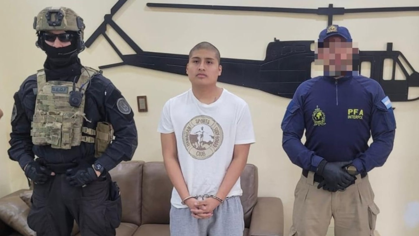 Esposado y custodiado, así fue la salida de “Pequeño J” desde Perú