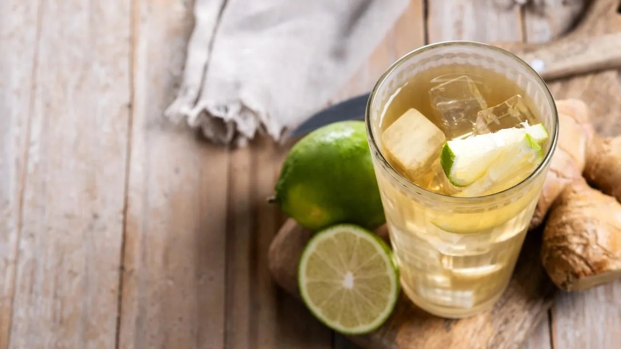 Cómo preparar agua de jengibre con limón para mejorar la digestión