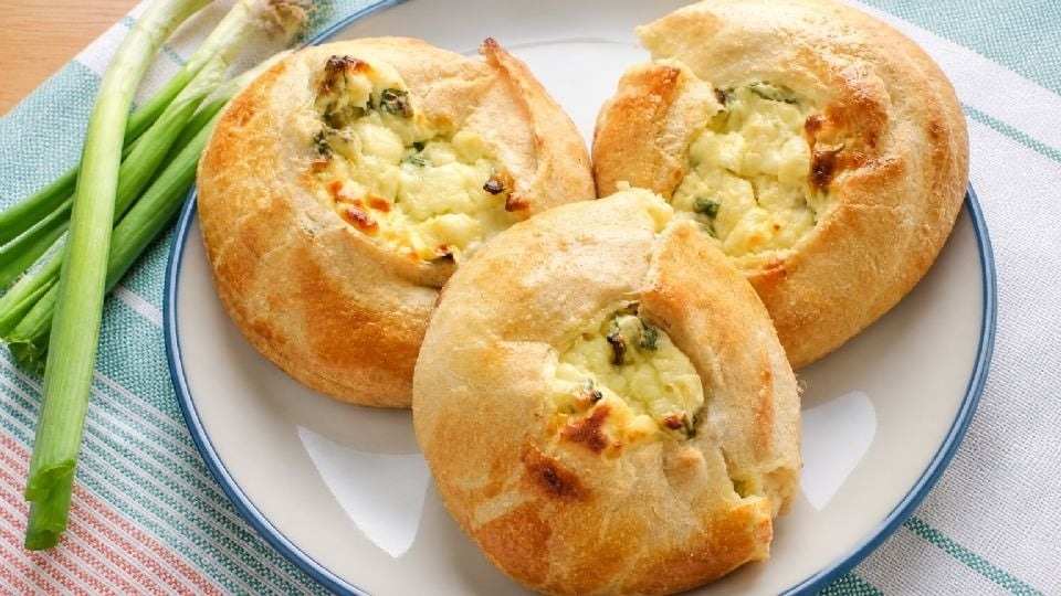 Cómo preparar los knishes de papa con tapas de empanada
