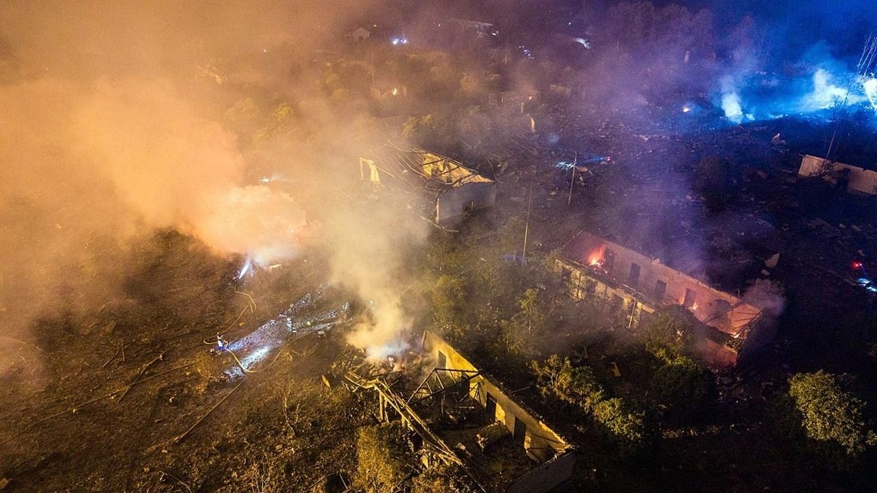 Una explosión en una fábrica de fuegos artificiales dejó 26 muertos