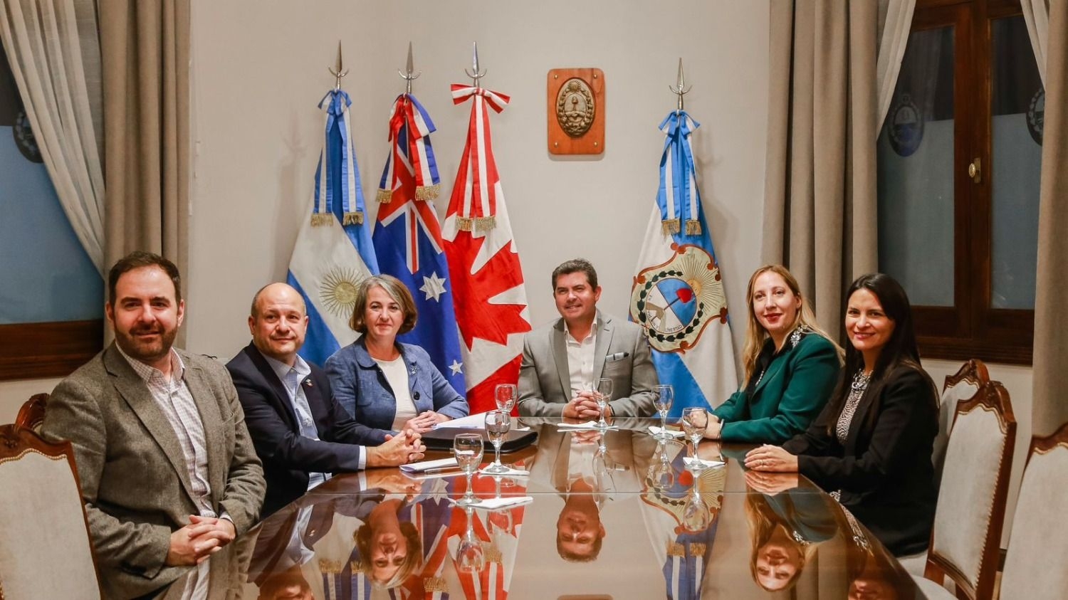 Orrego recibió a dos embajadores en el marco de la feria minera