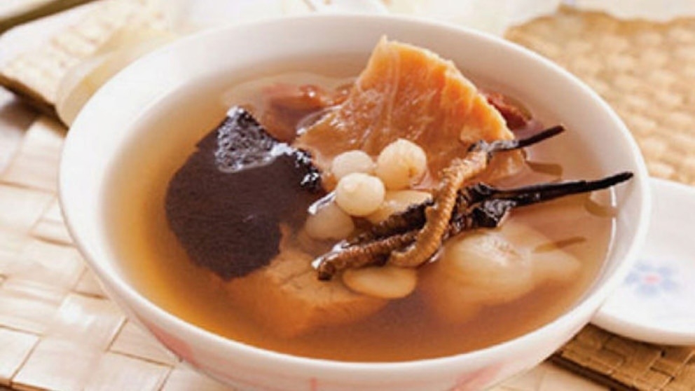 Con un hongo del Himalaya, así se prepara la sopa más cara del mundo