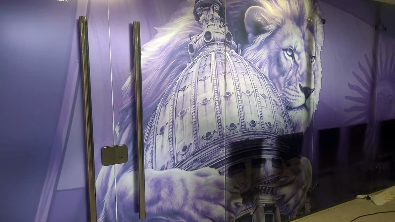 Polémica en el Congreso por el ploteo de un león violeta del oficialismo