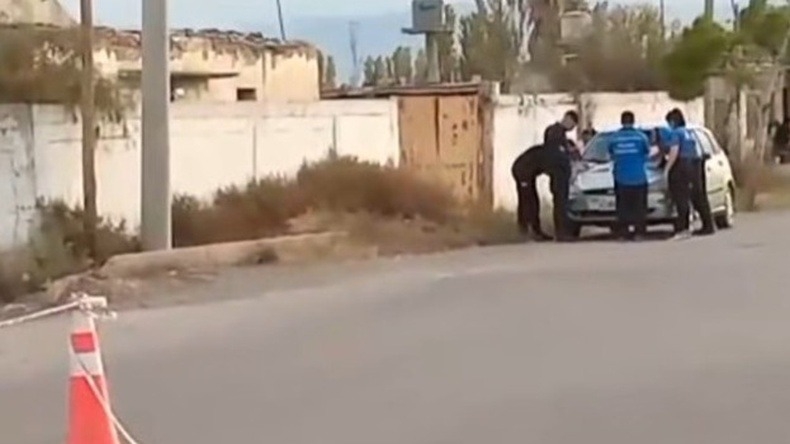 Investigan qué le pasó a la mujer que apareció tirada al costado de una calle