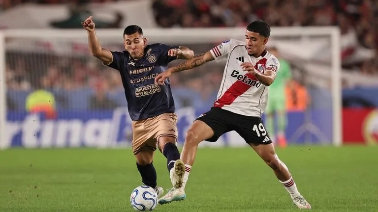 River enfrenta a Carabobo para defender la punta en la Copa Sudamericana