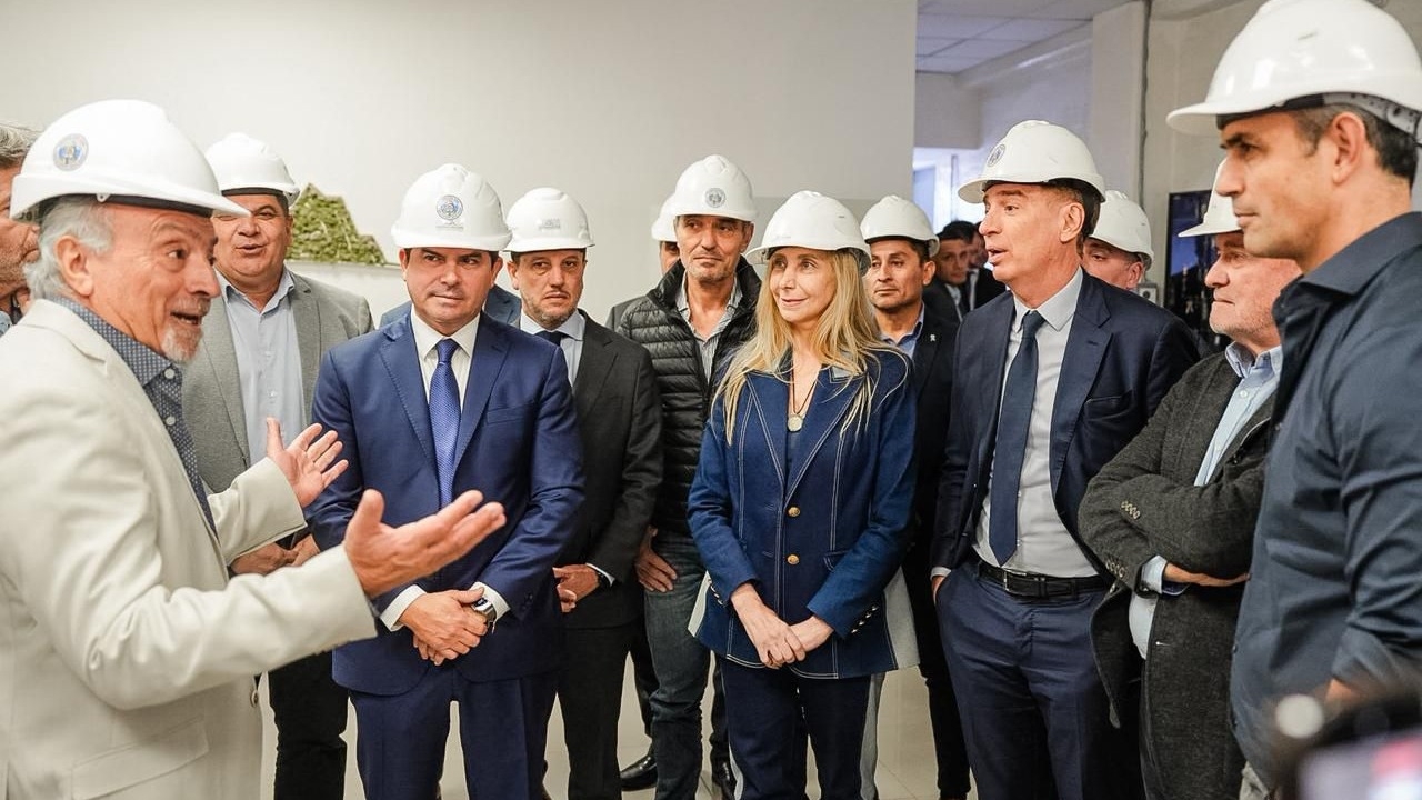 Karina Milei, Santilli y Menem visitaron una calera en Sarmiento junto a Marcelo Orrego
