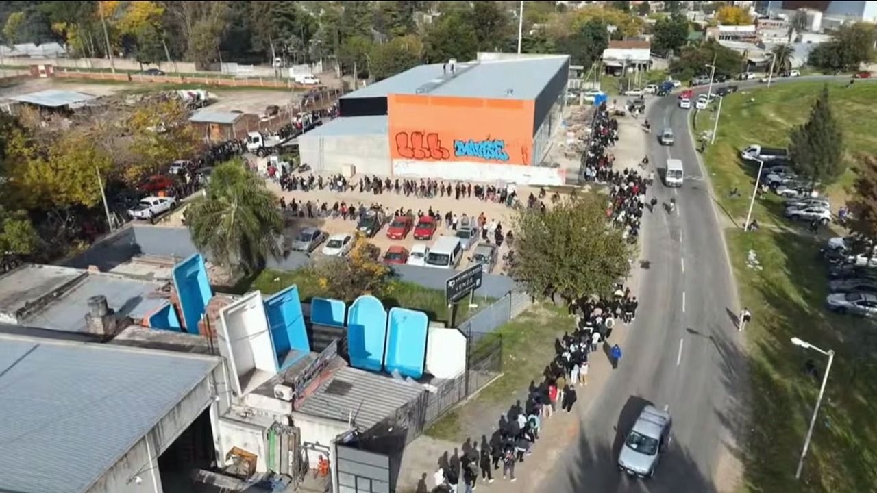 Más de mil personas hacen fila por 60 empleos en un frigorífico