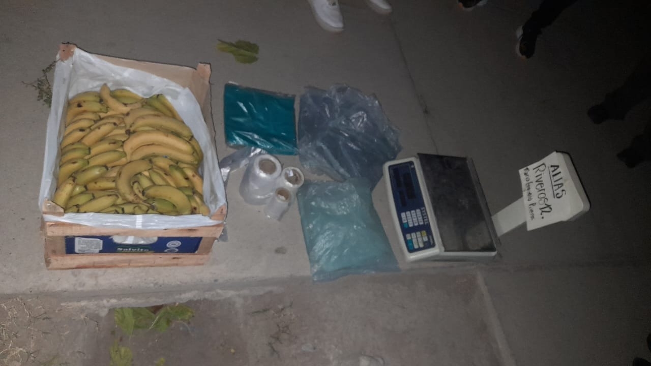 Un ladrón abandonó la mercadería que había robado para escapar
