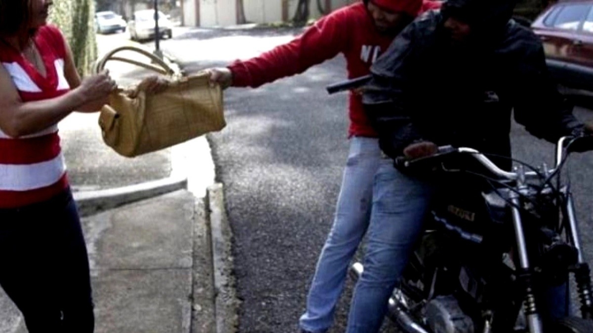 Motochorros le robaron la cartera a una mujer y la arrastraron varios metros