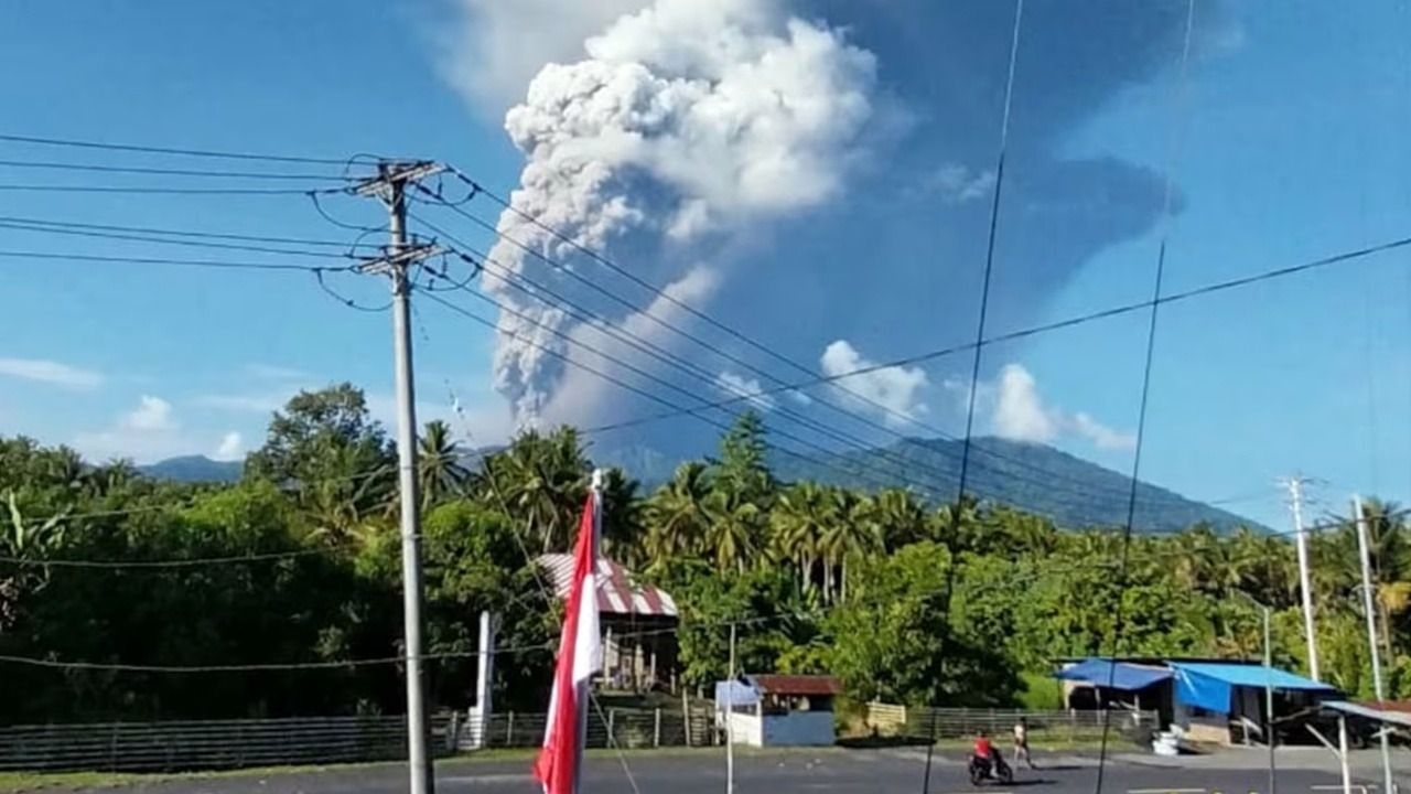 Impactante erupción de volcán en Indonesia dejó al menos tres muertos