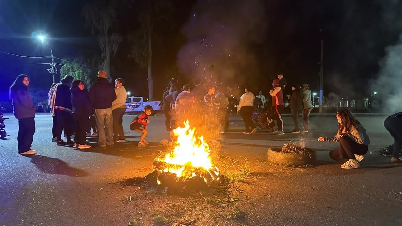 Villa San Damián a oscuras: vecinos cortaron calles por no tener luz tras el Zonda