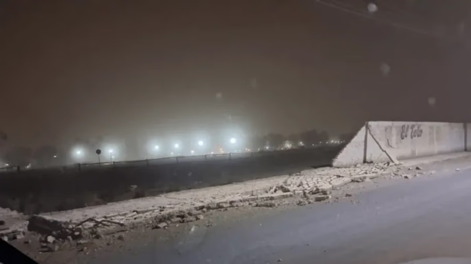 Las fuertes ráfagas del viento sur derribó el muro del Jockey Club