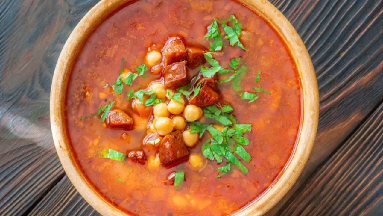 Cómo hacer guiso de garbanzos con chorizo ideal para los días frescos