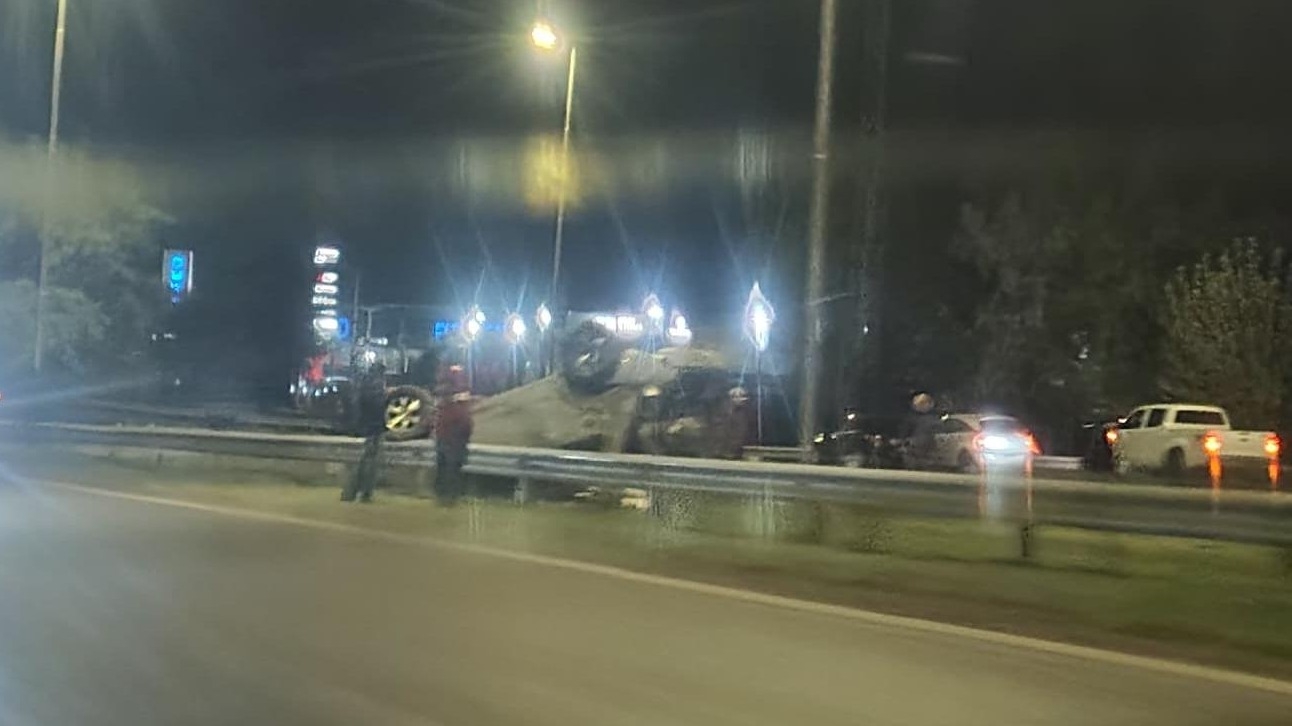 Perdió el control de su auto y volcó en Ruta 40