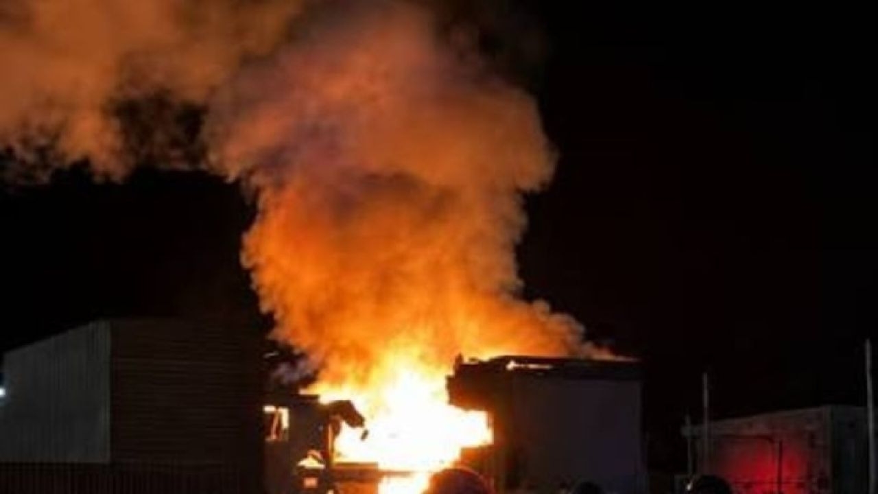 Explotó un complejo habitacional, se incendió y murieron dos adultos y un bebé