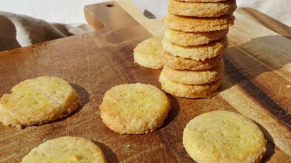 Las galletitas de polenta y queso que se prepara en pocos minutos