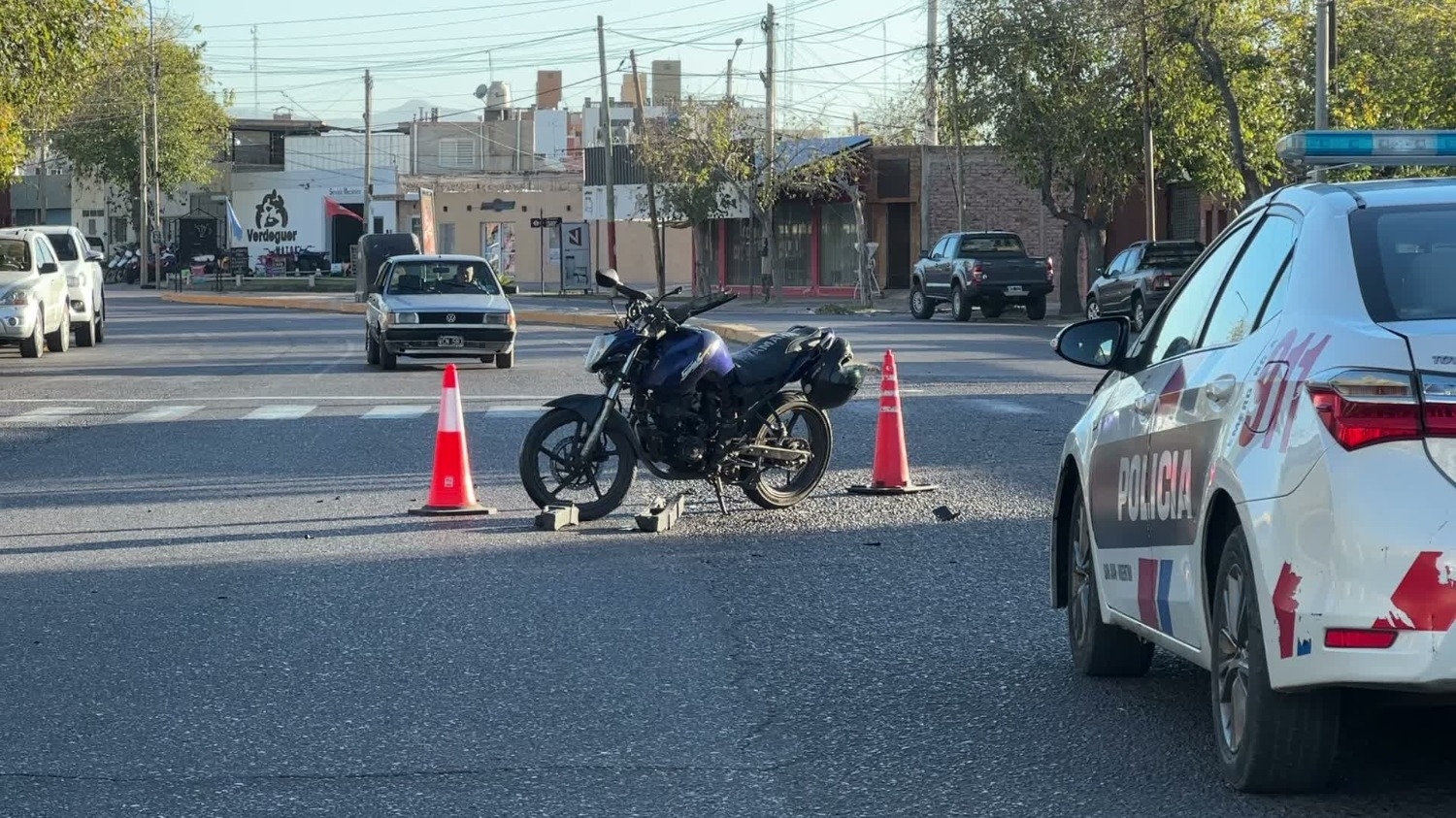 Choque entre un auto y una moto: no hubo heridos de gravedad