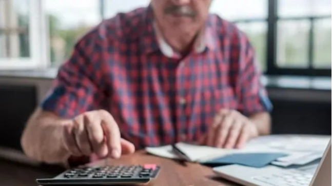 Crece la cantidad de adultos mayores que trabajan para llegar a fin de mes