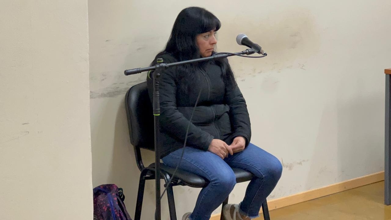 Perdió la tarjeta, la fue a buscar y se encontró con una mujer usandola para comprar