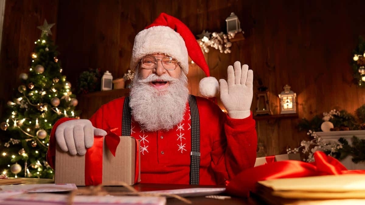 Quién es el famoso que trabajó vestido de Papá Noel en la pandemia