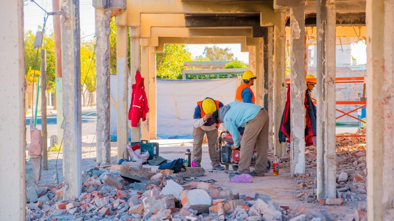 Rivadavia transforma un terreno abandonado en un SUM y plaza para vecinos