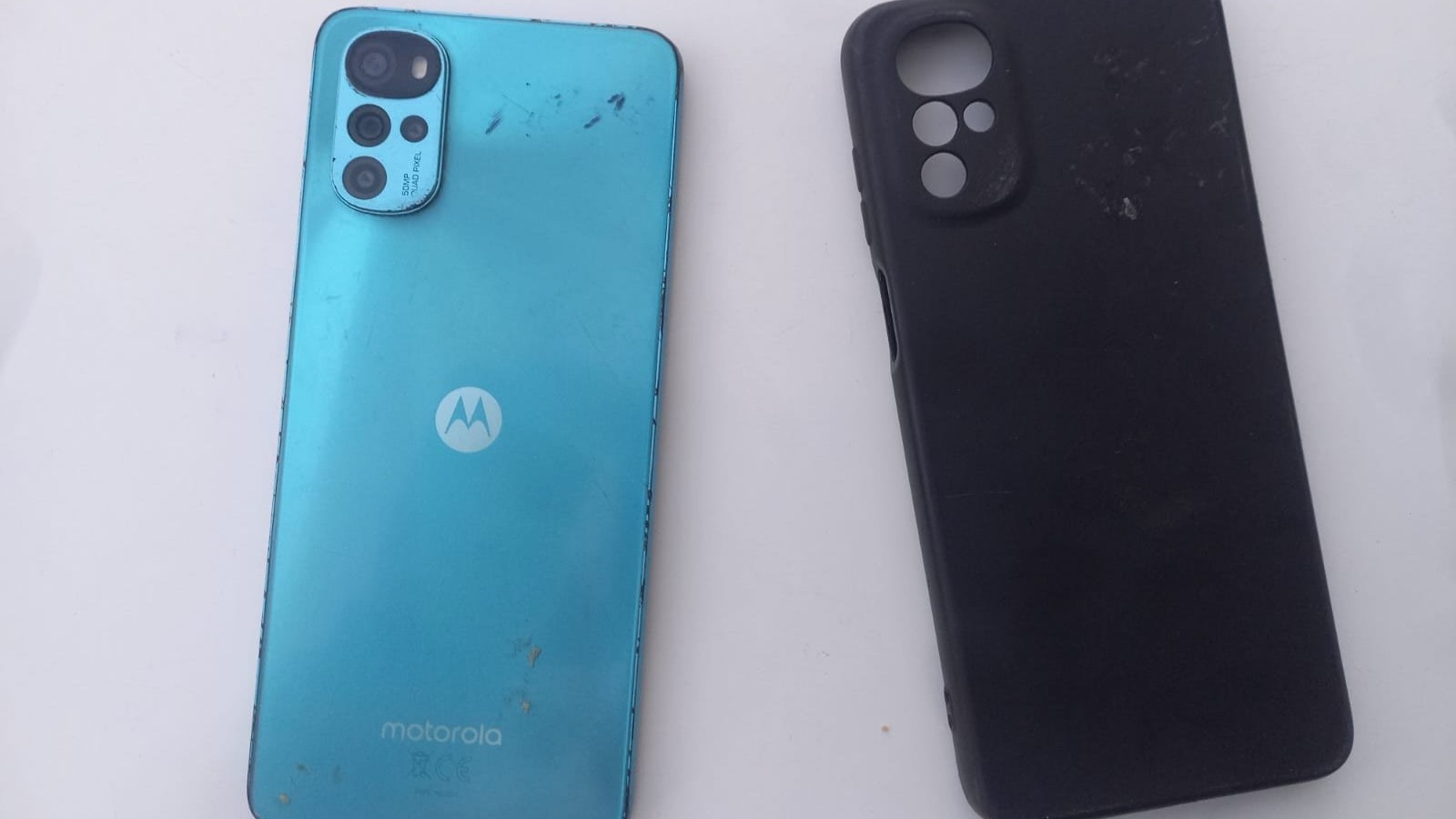 Dos sujetos le arrebataron el celular a una adolescente que esperaba el colectivo