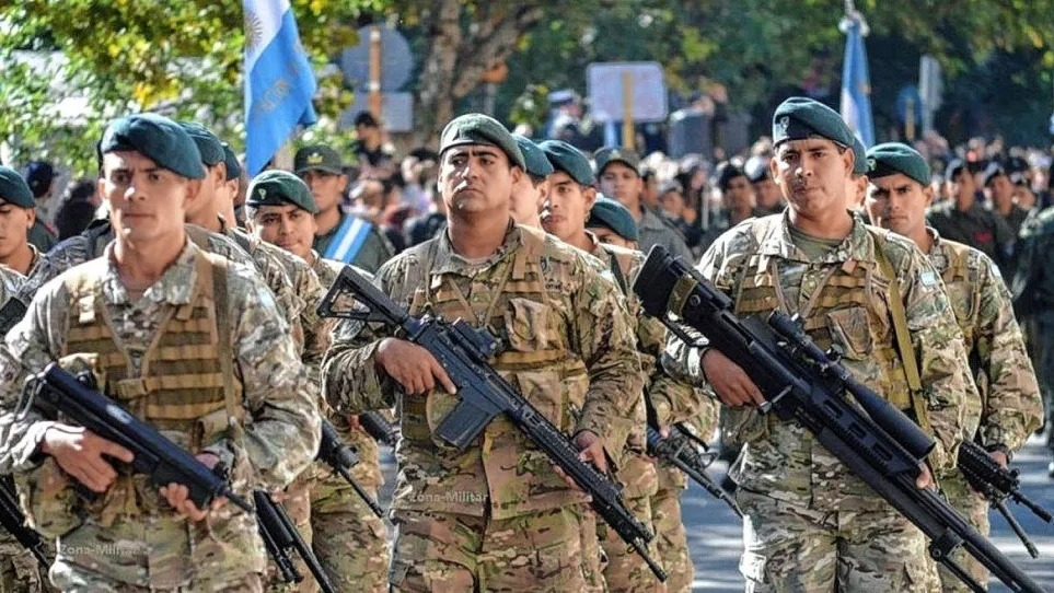 La motosierra llegó a Defensa y recortaron fondos al Ejército, la Armada y la Fuerza Aérea 