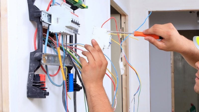 Advierten por qué es clave usar electricistas matriculados para evitar siniestros