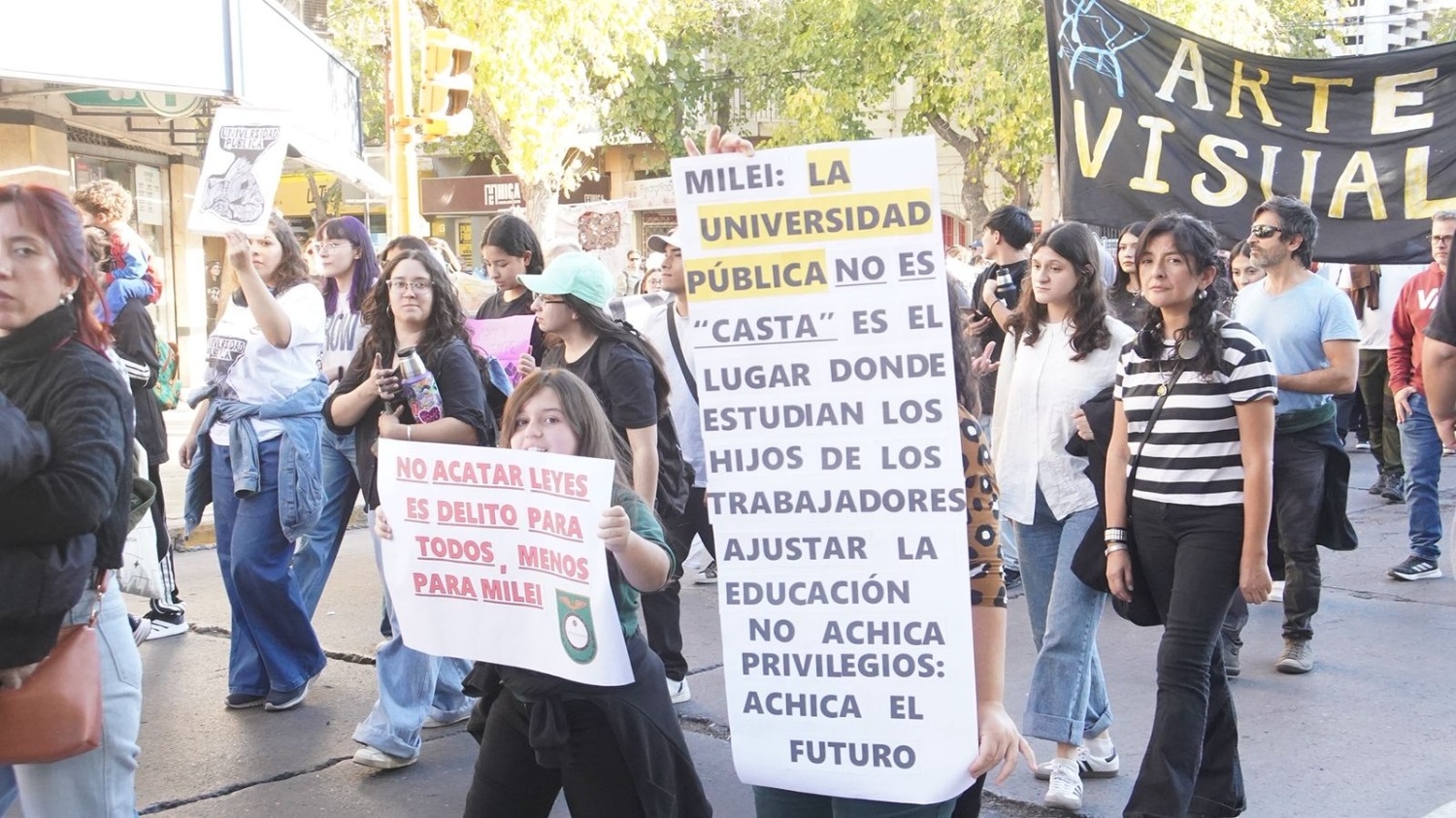 Multitudinaria marcha en San Juan contra el ajuste universitario