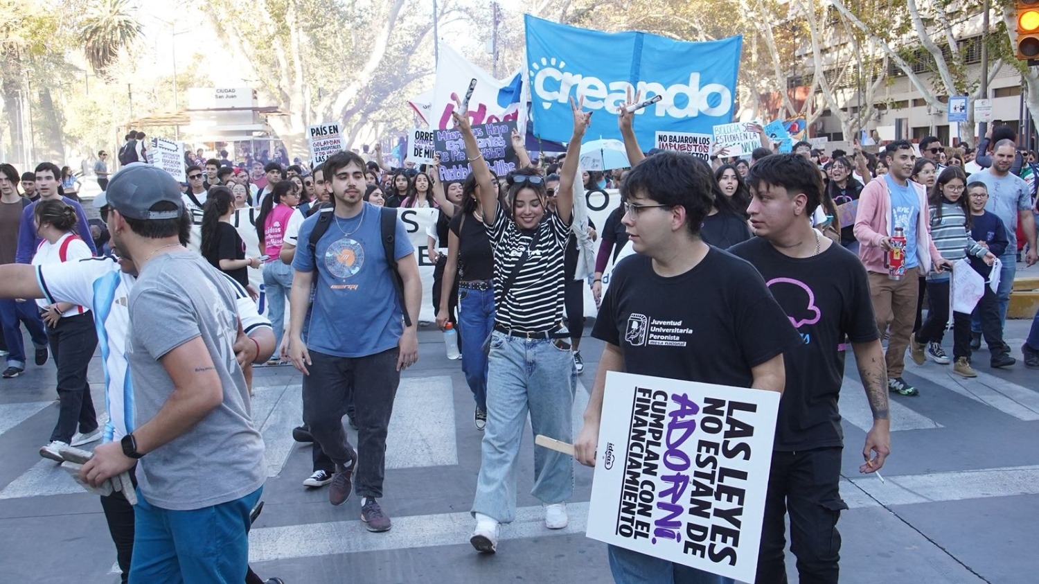 Banderas, cánticos y columnas en la marcha universitaria sanjuanina